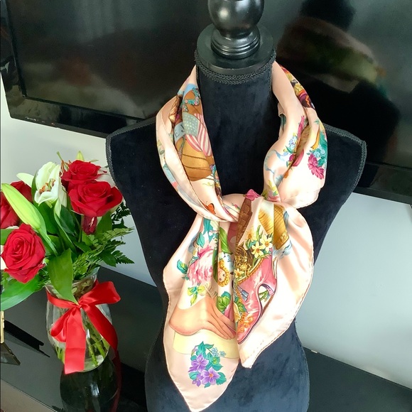 GUCCI silk scarf ~ VERY LOVELY print 💙❤️💜 - Picture 6 of 16